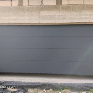 Brama Garażowa Hormann LPU42 Przetłoczenia L Sandgrain RAL7016